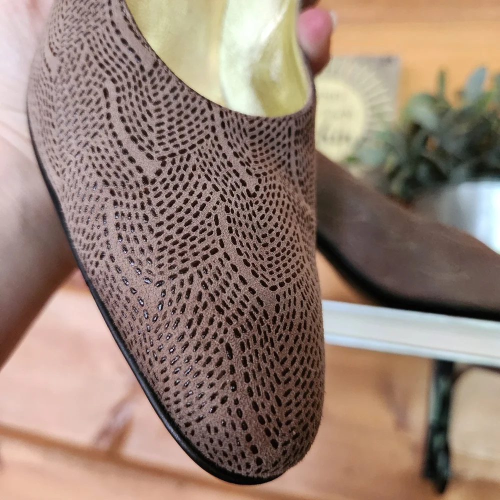 BRUNO MAGLI Vintage Italy Taupe Circle Emboss Leather Pump Designer Heels 7.5 AA